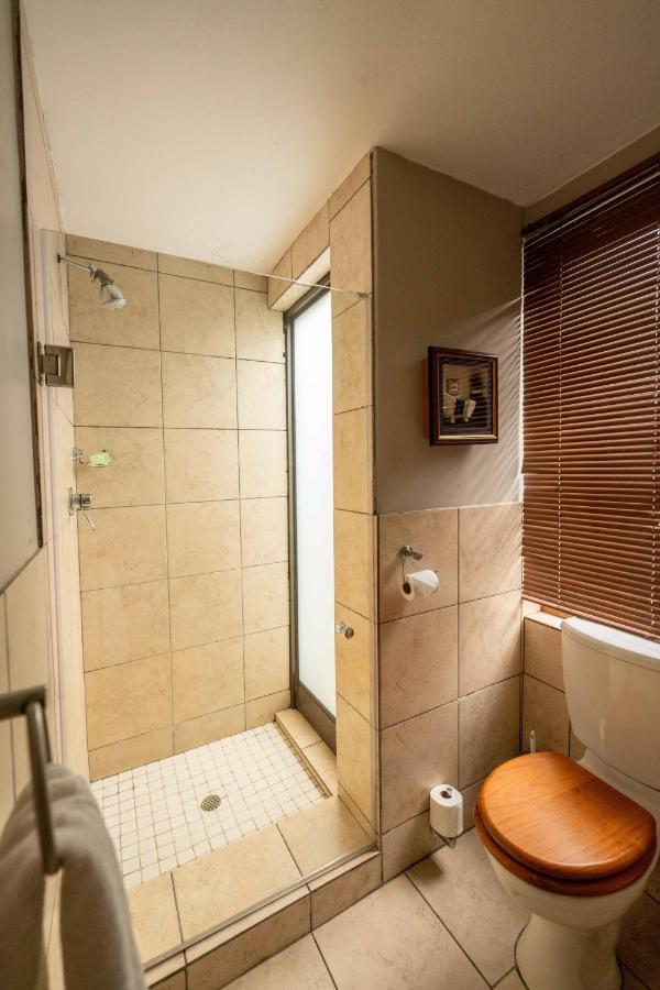 Fatmols Guest Lodge Йоханнесбург Экстерьер фото